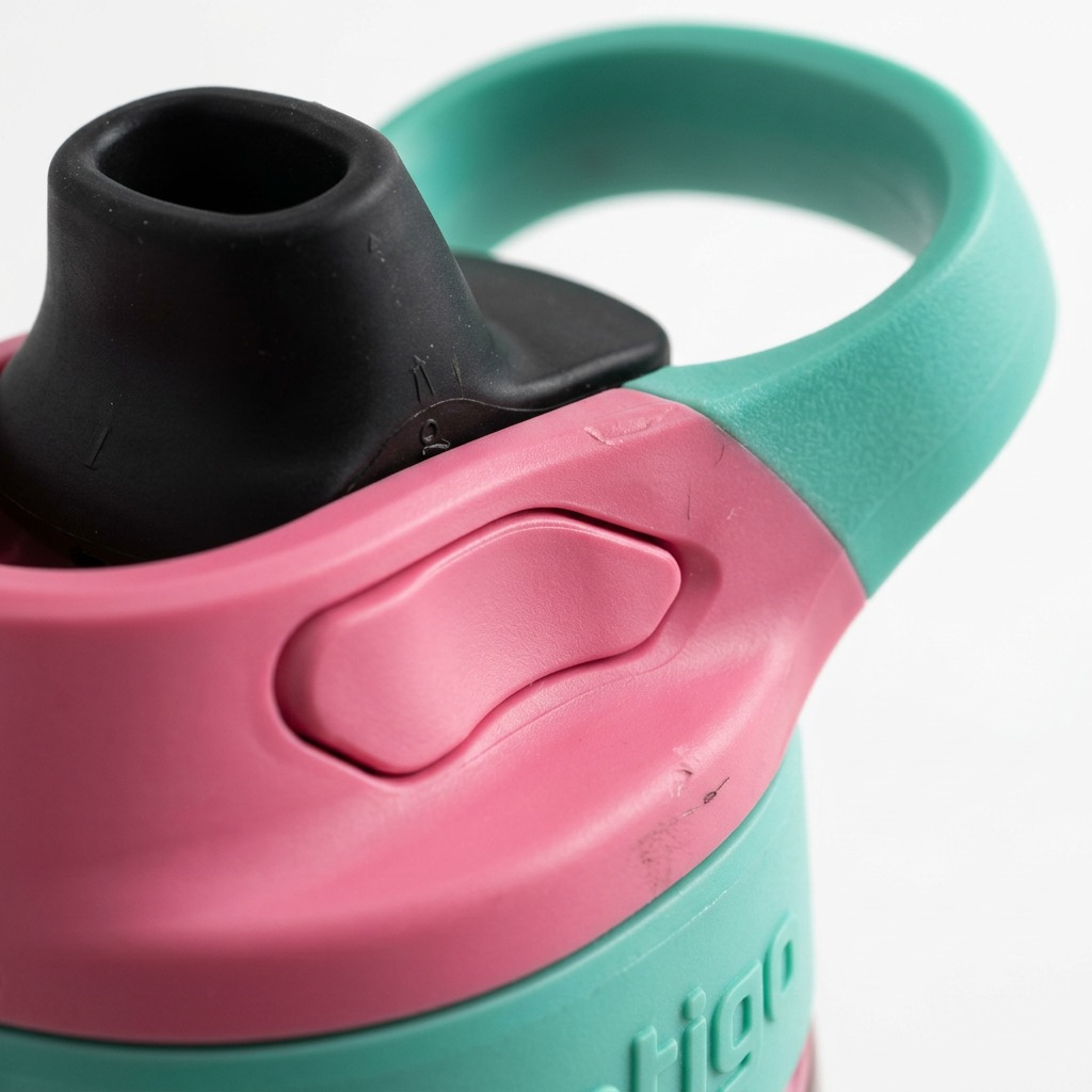 Extreme close-up of Contigo 20 oz Pink Autospout and Jade Vine handle texture and logo.